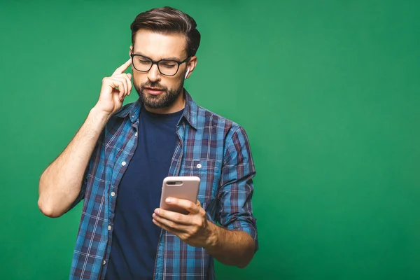 Pořád Kontaktu Hezký Mladý Muž Nosí Sluchátka Drží Mobilní Telefon — Stock fotografie