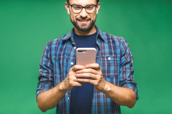 Altijd Contact Een Glimlachende Jongeman Die Een Smartphone Vasthoudt Ernaar — Stockfoto