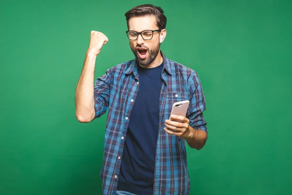 Soy Ganador Hombre Feliz Sosteniendo Teléfono Inteligente Celebrando Éxito Sobre —  Fotos de Stock