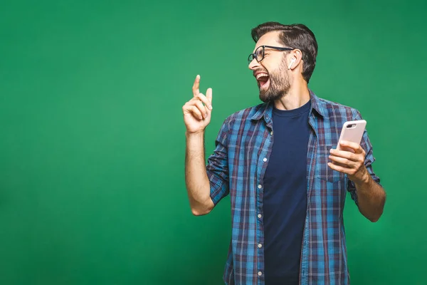 Siempre Contacto Hombre Joven Guapo Usando Auriculares Sosteniendo Teléfono Móvil —  Fotos de Stock