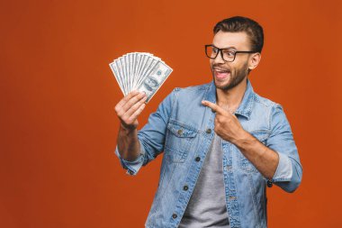 Turuncu duvar arkasında yalnız poz veren heyecanlı, genç sakallı adamın görüntüsü.. 