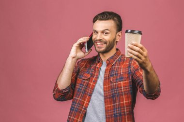 Telefonda konuşan, çay ya da kahve içen mutlu bir adamın portresi. 