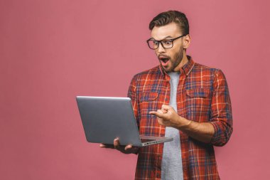 Bu da ne? Omg! Hayır, olamaz! Hüzünlü ekran görüntüsü ile genç, şaşkın, duygusal esmer. Aldığı kötü habere inanamıyor. Avuç içleri dolu el kol işaretleriyle..