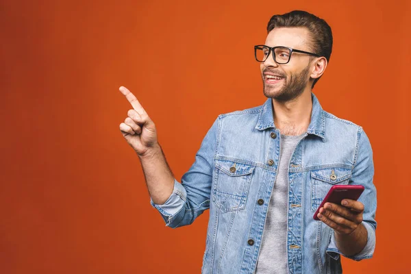 Hombre Feliz Gafas Escribiendo Sms Sobre Fondo Naranja Copyspace Para — Foto de Stock