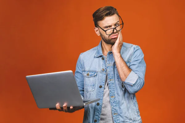 Meglepett Fiatal Üzletember Alkalmi Álló Gazdaság Laptop Elszigetelt Narancssárga Alapon — Stock Fotó