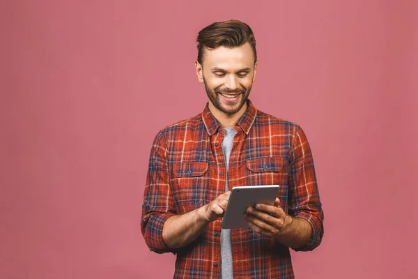 Šťastný Ležérní Muž Pomocí Tabletu Počítače Izolované Růžovém Pozadí — Stock fotografie