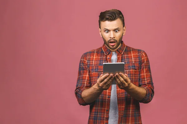 Sorprendido Chico Feliz Usando Tableta Digital Mirando Sorprendido Sobre Noticias —  Fotos de Stock