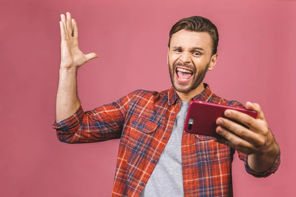 Retrato Joven Emocionado Mirando Teléfono Móvil Aislado Sobre Fondo Rosa — Foto de Stock