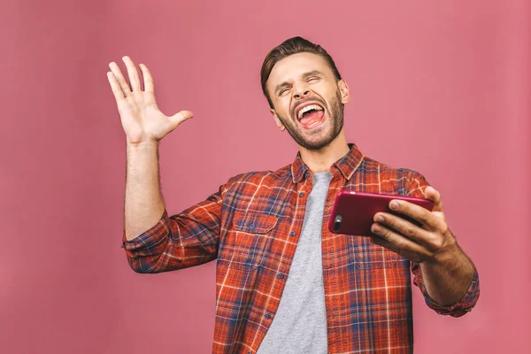 Retrato Joven Emocionado Mirando Teléfono Móvil Aislado Sobre Fondo Rosa —  Fotos de Stock