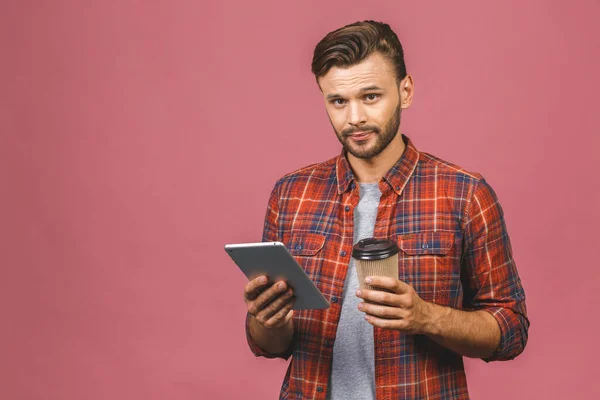 Portrét Sebevědomý Mladý Pohledný Muž Ležérní Šálkem Kávy Pracuje Digitální — Stock fotografie