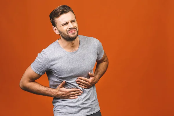 Mannen Med Smärta Håller Sin Ont Magen Isolerad Orange Bakgrund — Stockfoto