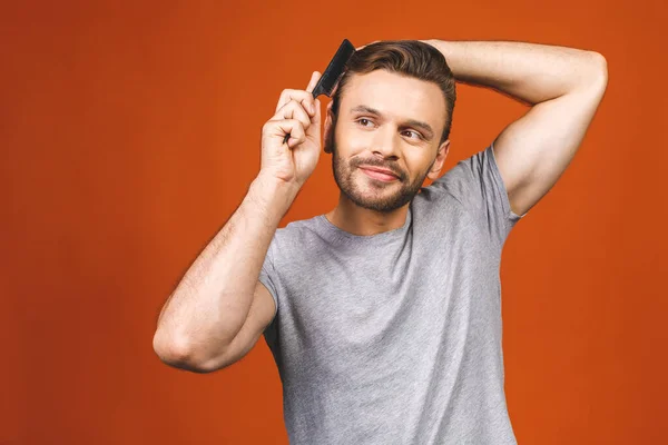 Portret Van Een Knappe Jongeman Die Zijn Haar Kamt Badkamer — Stockfoto