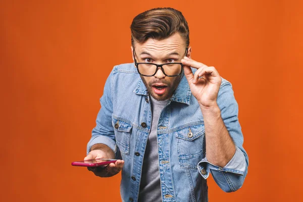 Chico Sorprendido Sosteniendo Teléfono Celular Sorprendido Por Noticias Inesperadas Redes —  Fotos de Stock