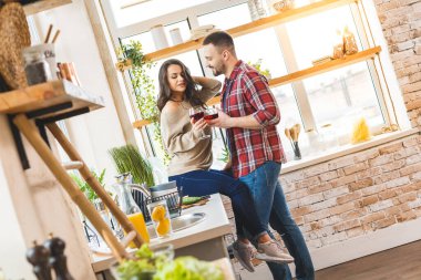 En iyi eğlence birlikte evde dinlenmektir. Güzel, genç bir çift evde mutfakta yemek pişirirken. Şarap içiyorum.. 