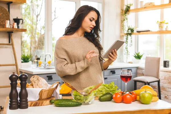 Retrato Cocinar Comida Saludable Mujer Joven Cocina Busca Una Receta —  Fotos de Stock