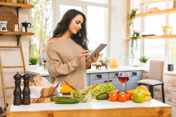 Retrato Cocinar Comida Saludable Mujer Joven Cocina Busca Una Receta —  Fotos de Stock