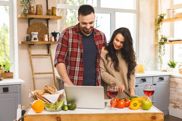 Güzel Genç Gülümseyen Mutlu Çift Evde Dizüstü Bilgisayarla Sağlıklı Yemekler — Stok fotoğraf