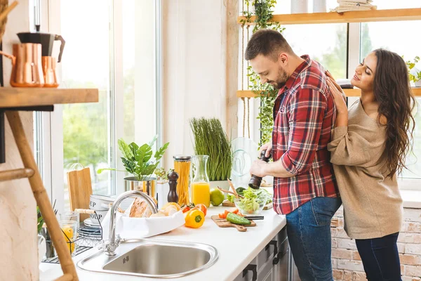 Joven Hermosa Pareja Cocinar Juntos Cocina Casa —  Fotos de Stock