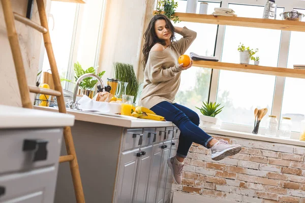 Divertirse Joven Hermosa Mujer Cocinando Cocina — Foto de Stock