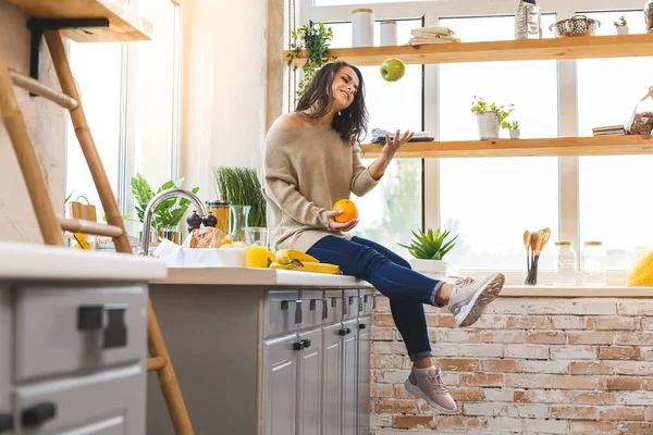 Divertirse Joven Hermosa Mujer Cocinando Cocina —  Fotos de Stock