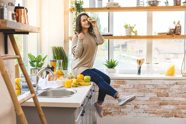 Eğleniyoruz Genç Güzel Bir Kadın Mutfakta Yemek Pişiriyor — Stok fotoğraf