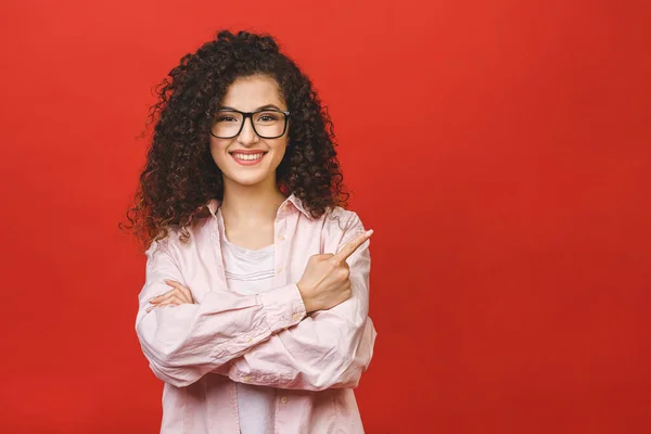 Giovane Donna Affari Felice Con Braccia Incrociate Bel Sorriso Grande — Foto Stock