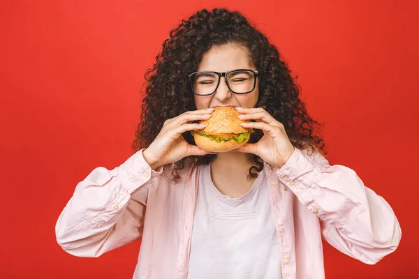 Πορτρέτο Της Νεαρής Σγουρά Όμορφη Πεινασμένη Γυναίκα Τρώει Burger Απομονωμένο — Φωτογραφία Αρχείου
