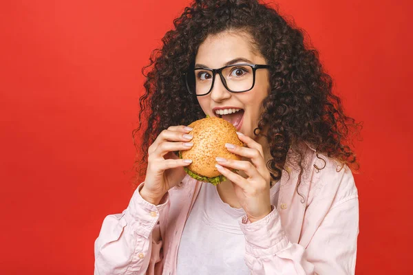 Portré Fiatal Göndör Gyönyörű Éhes Nőről Aki Hamburgert Eszik Elszigetelt — Stock Fotó