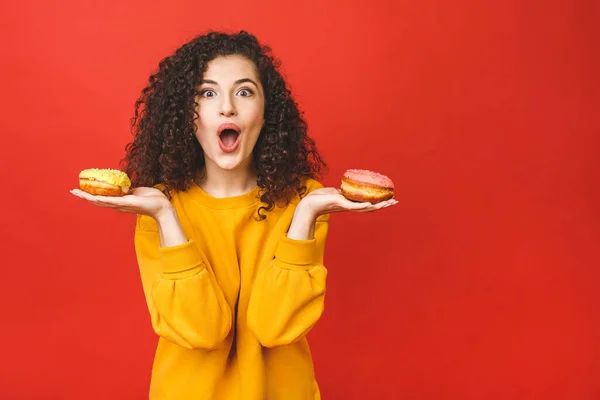 Κοντινό Πορτρέτο Ενός Ικανοποιημένου Κοριτσιού Που Τρώει Ντόνατς Απομονωμένο Κόκκινο — Φωτογραφία Αρχείου
