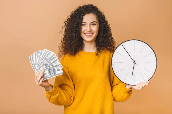 Retrato Una Joven Alegre Sosteniendo Billetes Dinero Reloj Celebrando Aislado — Foto de Stock