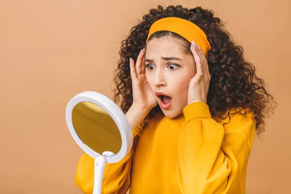 Retrato Belleza Una Sorprendida Sorprendida Atractiva Mujer Rizada Examinando Cara — Foto de Stock