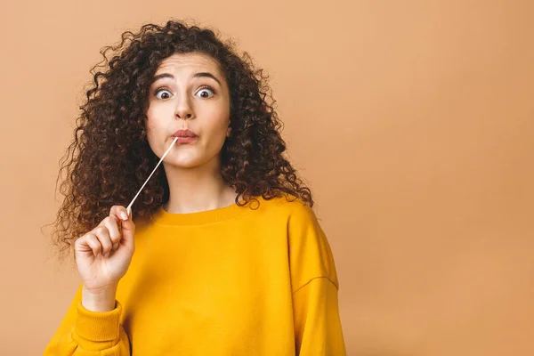 Imagen Una Joven Dama Atractiva Vestida Pie Casual Aislada Sobre — Foto de Stock