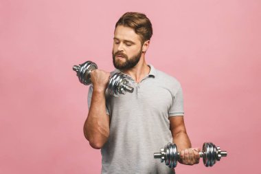 Pembe arka planda izole halterle egzersiz yapan mutlu sporcu.. 