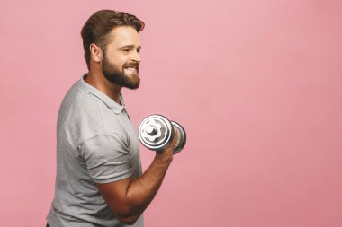 Pembe arka planda izole halterle egzersiz yapan mutlu sporcu.. 