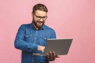 Kendine güvenen bir iş uzmanı. Dizüstü bilgisayarı olan, kendine güvenen ve gülümseyen genç bir adam..