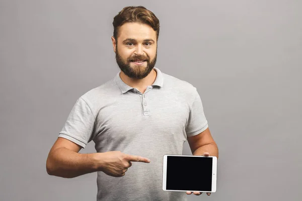 Fröhlicher Bärtiger Junger Mann Lässigem Zeigen Auf Leeres Tablet Vor — Stockfoto