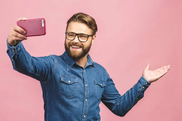 Jag Älskar Selfie Stilig Ung Man Skjorta Håller Kameran Och — Stockfoto
