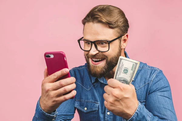 Feliz Ganador Barbudo Hombre Feliz Demostrando Premio Dinero Uso Teléfono — Foto de Stock