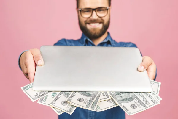 Lycklig Vinnare Porträtt Upphetsad Casual Man Håller Laptop Och Pengar — Stockfoto
