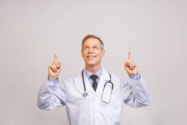 Kıdemli doktor, tıbbî uzman. Gri arka planda parmak izine rastladım..