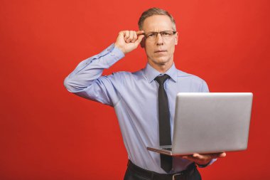 Mutlu Yaşlanmış İşadamı 'nın Portresi Dizüstü bilgisayarı Kırmızı Arkaplanda İzole Edildi. 