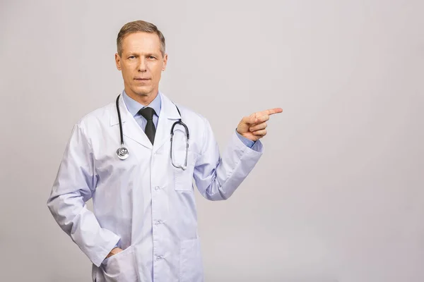 Doctor Hombre Mayor Profesional Médico Apuntando Hacia Lado Con Dedo — Foto de Stock