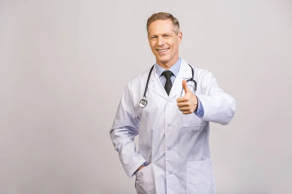 Retrato Del Feliz Médico Senior Sonriendo Aislado Sobre Fondo Gris — Foto de Stock