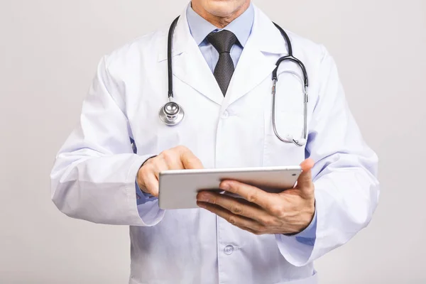 Retrato Médico Senior Sonriente Alegre Con Estetoscopio Usando Tableta Aislada — Foto de Stock