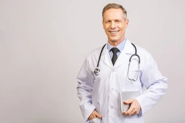 Retrato Médico Sénior Sonriente Alegre Con Estetoscopio Tableta Aislada Sobre — Foto de Stock