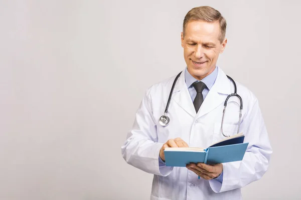 Médico Senior Leyendo Libro Aislado Sobre Fondo Gris — Foto de Stock