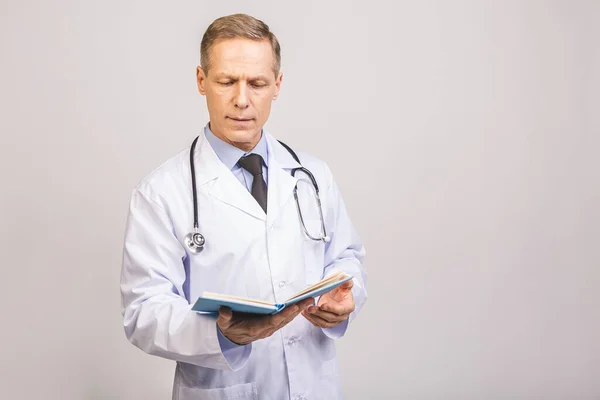 Médico Senior Leyendo Libro Aislado Sobre Fondo Gris — Foto de Stock