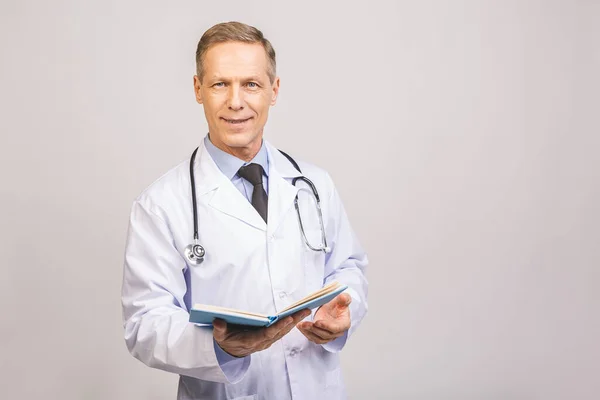 Médico Senior Leyendo Libro Aislado Sobre Fondo Gris — Foto de Stock