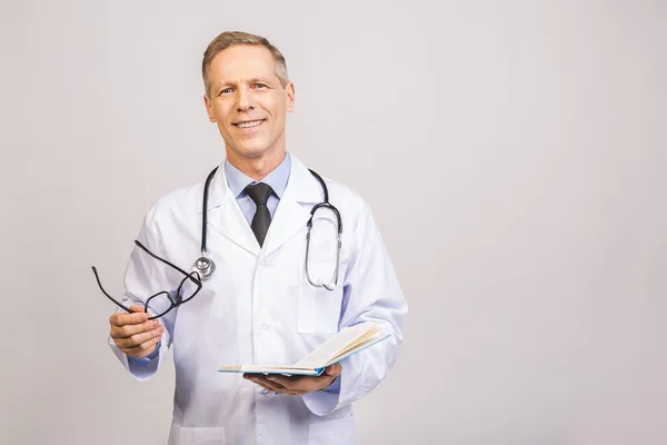 Médico Senior Sosteniendo Libro Aislado Sobre Fondo Gris — Foto de Stock