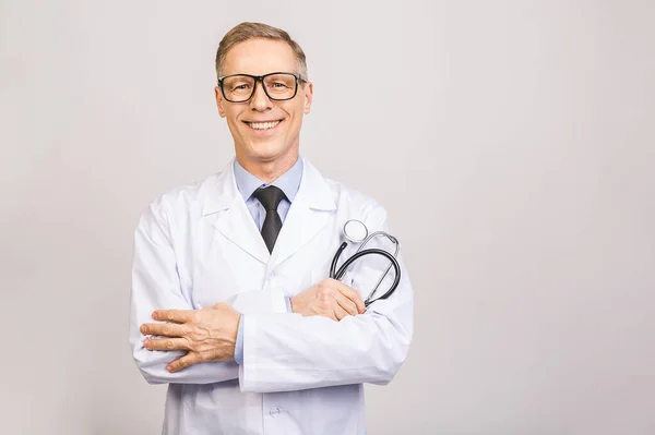 男性の医学療法士の医師の手は 灰色の背景に隔離された聴診器の閉鎖を保持彼の胸の上を横切った 医療援助又は保険の概念 — ストック写真